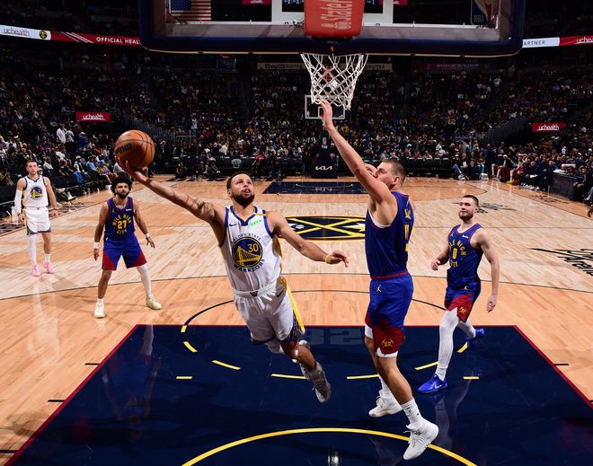 8中8还客串主教练！库里空气投篮驱逐戈登美媒调侃 勇士终迎首胜